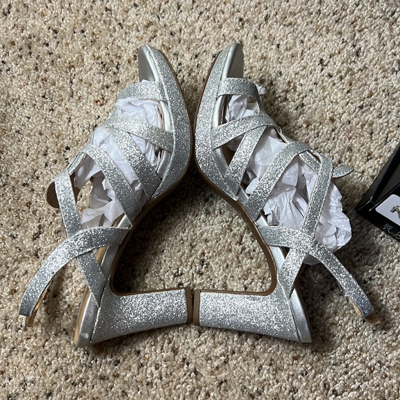 Naturalizer Silver Glitter Heels - Picture 5 of 8
